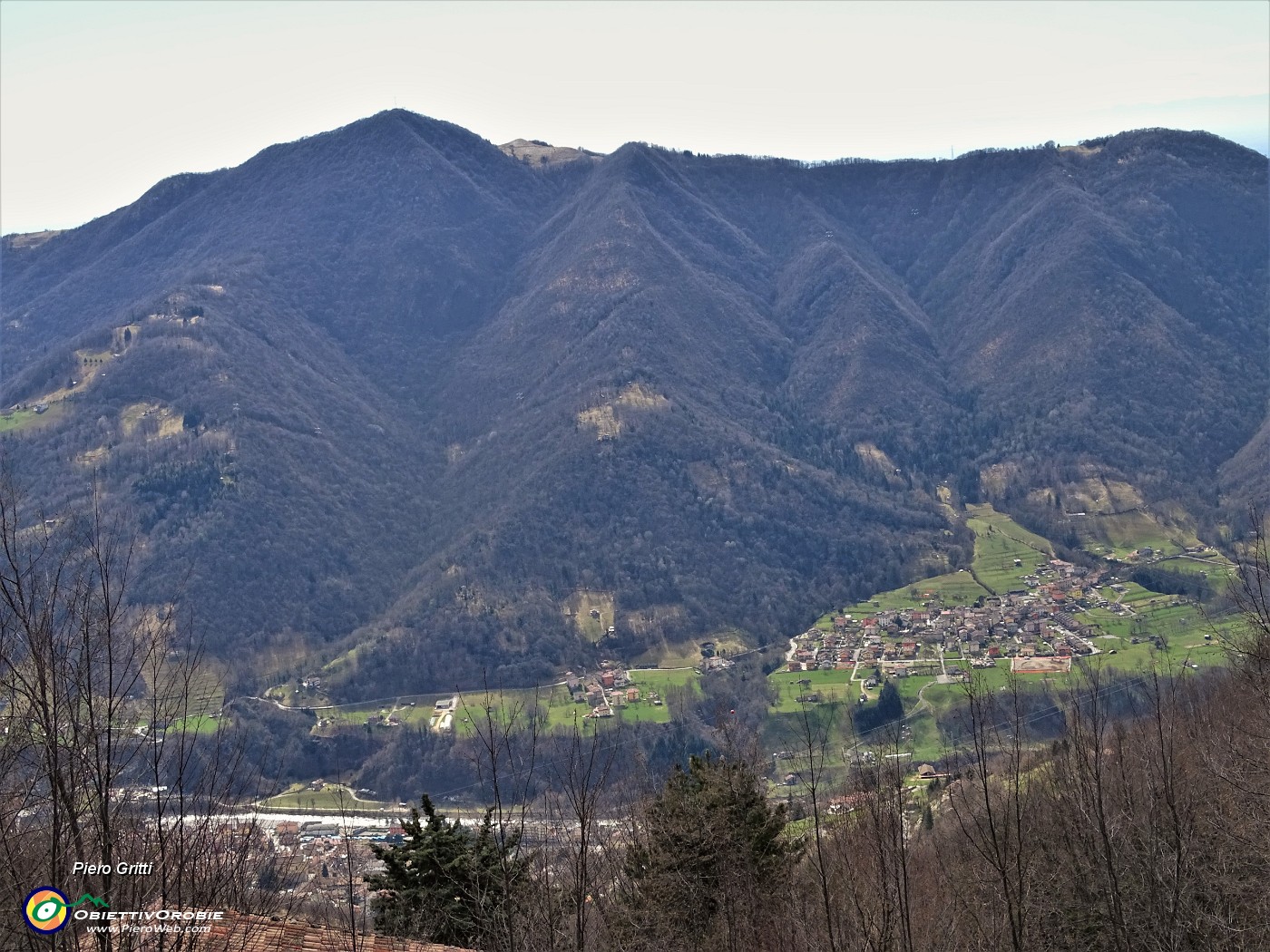 42 Dai pascoli di Sonzogno zoom sul Canto Alto, salito da Stabello da poco.JPG